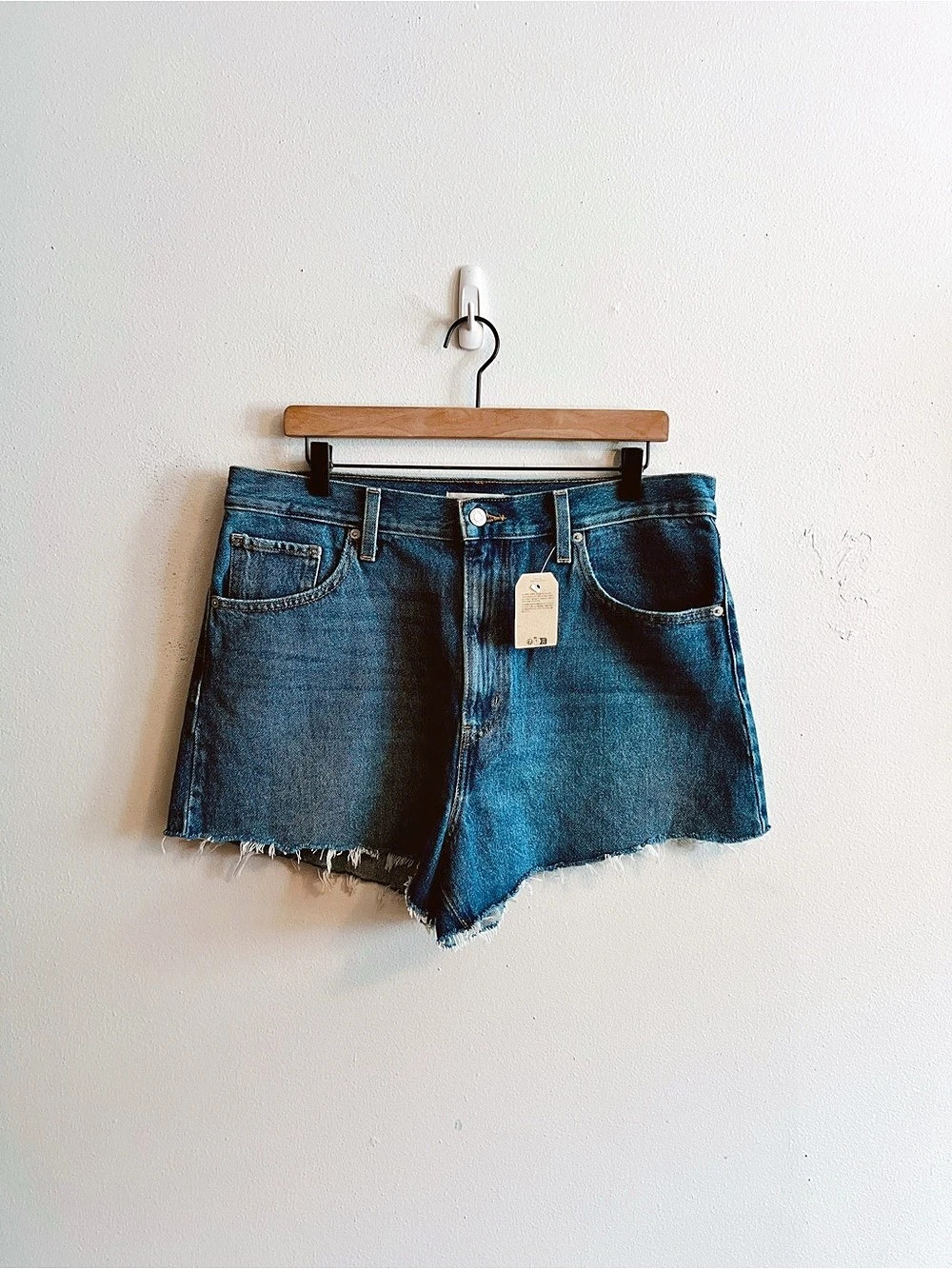 NWT Levi's High Waisted Mom Shorts Denim Shorts